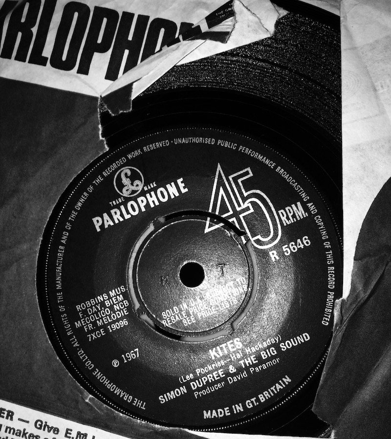 Parlophone 45rpm record of Kites by Simon Dupree and the Big Sound.